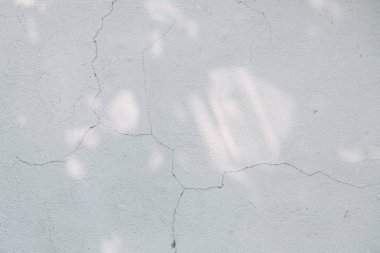 Eski evin dokulu duvarı. Boya ile eski kırık beton dokusu. 