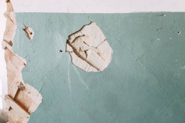 Eski evin dokulu duvarı. Boya ile eski kırık beton dokusu. 