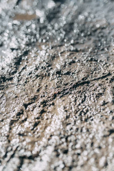  Bulanık arka plan ve bokeh. Bir parlama ile yerde çamur dokusu.