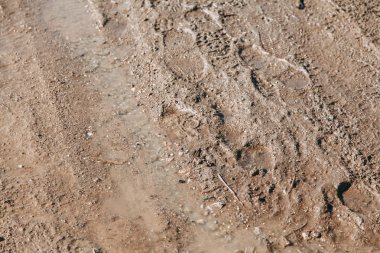  Bulanık arka plan ve bokeh. Bir parlama ile yerde çamur dokusu.