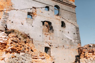 Savaşta olduğu gibi yok edilmiş tarihi bina. Dışarıda eski terk edilmiş fabrika. 