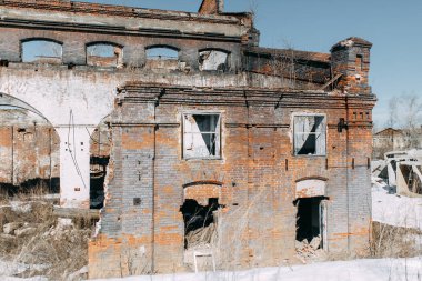 Savaşta olduğu gibi yok edilmiş tarihi bina. Dışarıda eski terk edilmiş fabrika. 