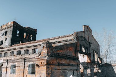 Savaşta olduğu gibi yok edilmiş tarihi bina. Dışarıda eski terk edilmiş fabrika. 