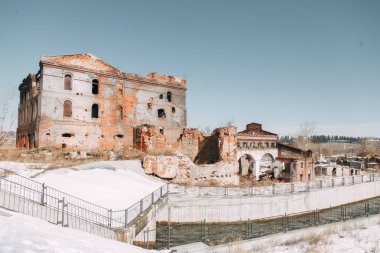 Savaşta olduğu gibi yok edilmiş tarihi bina. Dışarıda eski terk edilmiş fabrika. 