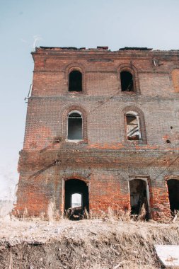 Savaşta olduğu gibi yok edilmiş tarihi bina. Dışarıda eski terk edilmiş fabrika. 