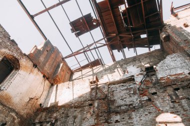 Savaşta olduğu gibi yok edilmiş tarihi bina. Dışarıda eski terk edilmiş fabrika. 