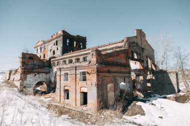 Savaşta olduğu gibi yok edilmiş tarihi bina. Dışarıda eski terk edilmiş fabrika. 