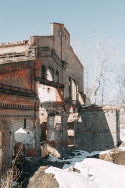Savaşta olduğu gibi yok edilmiş tarihi bina. Dışarıda eski terk edilmiş fabrika. 