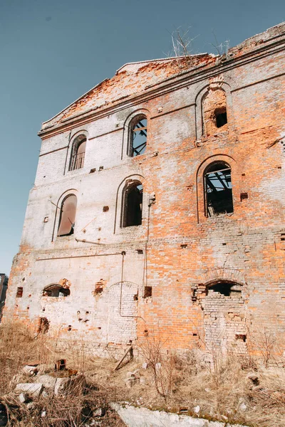 Savaşta olduğu gibi yok edilmiş tarihi bina. Dışarıda eski terk edilmiş fabrika. 