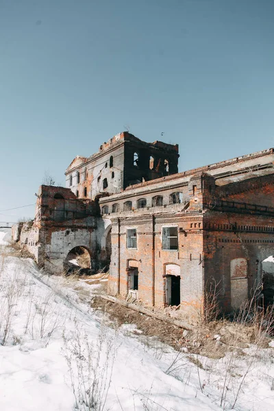 Savaşta olduğu gibi yok edilmiş tarihi bina. Dışarıda eski terk edilmiş fabrika. 