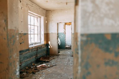 Terkedilmiş evler ve yıkım enkaz. Savaş sırasında patlamalardan imha edilmiş binalar. 