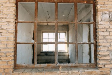 Terkedilmiş evler ve yıkım enkaz. Savaş sırasında patlamalardan imha edilmiş binalar. 