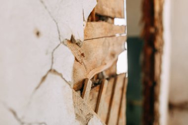 Terkedilmiş evler ve yıkım enkaz. Savaş sırasında patlamalardan imha edilmiş binalar. 