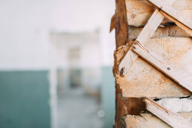 Terkedilmiş evler ve yıkım enkaz. Savaş sırasında patlamalardan imha edilmiş binalar. 