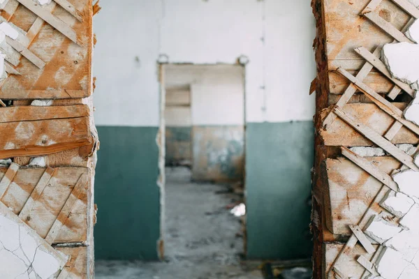 Terkedilmiş evler ve yıkım enkaz. Savaş sırasında patlamalardan imha edilmiş binalar. 