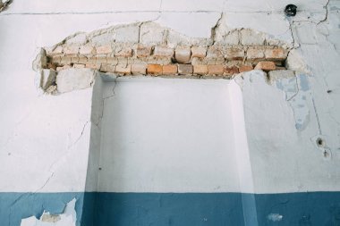 Terkedilmiş evler ve yıkım enkaz. Savaş sırasında patlamalardan imha edilmiş binalar. 