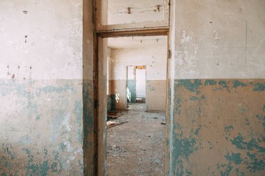 Terkedilmiş evler ve yıkım enkaz. Savaş sırasında patlamalardan imha edilmiş binalar. 