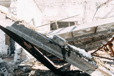 Savaştan sonra terkedilmiş üretim. Eski imha edilmiş fabrika ve atölye çalışmaları. 