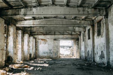 Savaştan sonra terkedilmiş üretim. Eski imha edilmiş fabrika ve atölye çalışmaları. 