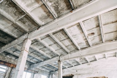 Savaştan sonra terkedilmiş üretim. Eski imha edilmiş fabrika ve atölye çalışmaları. 