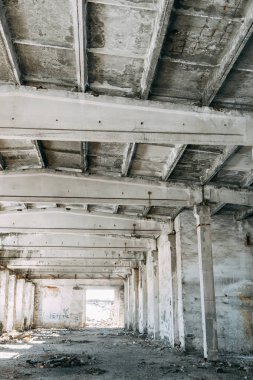 Savaştan sonra terkedilmiş üretim. Eski imha edilmiş fabrika ve atölye çalışmaları. 