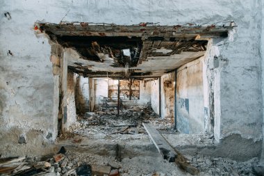 Savaştan sonra terkedilmiş üretim. Eski imha edilmiş fabrika ve atölye çalışmaları. 