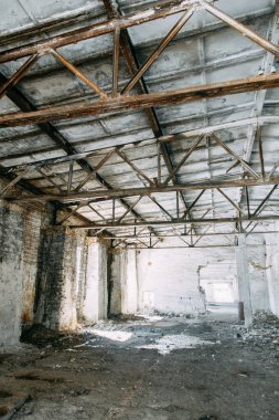 Savaştan sonra terkedilmiş üretim. Eski imha edilmiş fabrika ve atölye çalışmaları. 