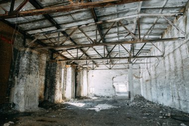 Savaştan sonra terkedilmiş üretim. Eski imha edilmiş fabrika ve atölye çalışmaları. 