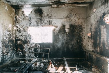 Savaştan sonra terkedilmiş üretim. Eski imha edilmiş fabrika ve atölye çalışmaları. 