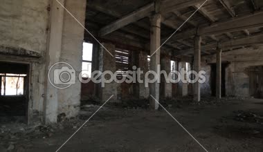 Savaş sonrası gibi terkedilmiş bir fabrika dükkanı. İmha edilen üretim.
