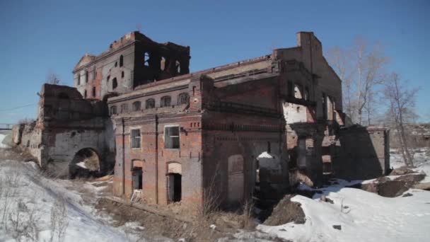 Разрушенная Фабрика После Войны Заброшенное Производство Отверстия Стенах — стоковое видео