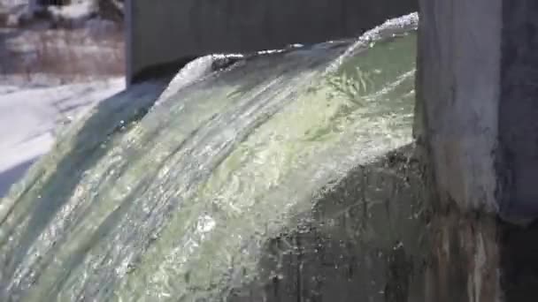 パイプから放水路川のダム水質汚濁の環境問題 — ストック動画