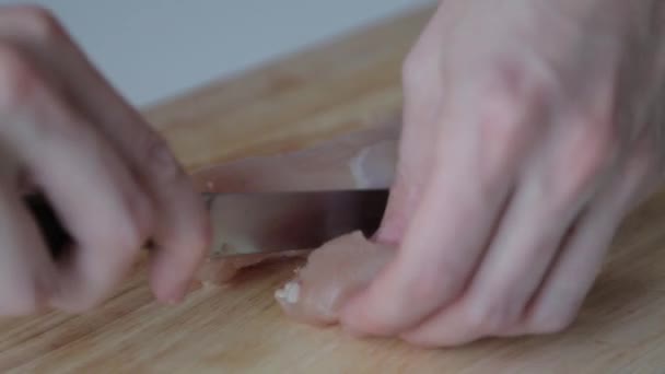 在木板上切鸡片 切碎的鸡 — 图库视频影像