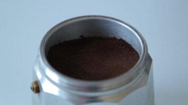 Gayzer kahve makinesi metalden yapılmış. Kahve hazırlama ve demleme.