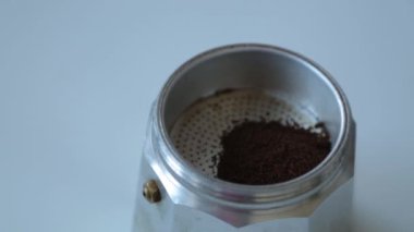 Gayzer kahve makinesi metalden yapılmış. Kahve hazırlama ve demleme.