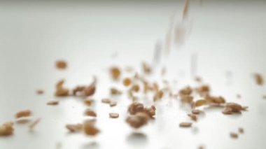 Kahvaltıiçin Granola, yemek pişirmek. Bir kupa içine yulaf lapası dökme.