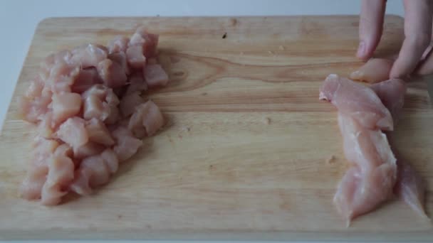 Cortar Filete Pollo Una Tabla Madera Pollo Picado — Vídeos de Stock