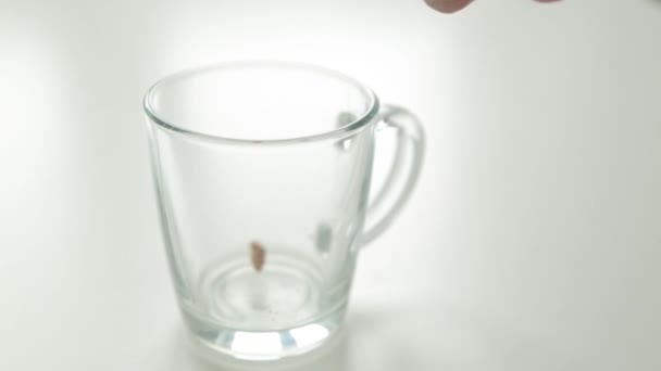 Granola Para Pequeno Almoço Cozinhar Despejando Mingau Uma Caneca — Vídeo de Stock