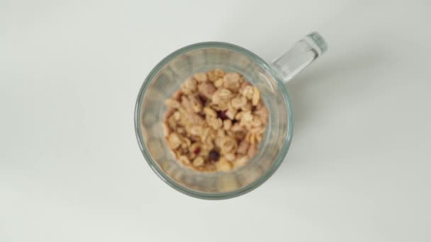 Granola Para Pequeno Almoço Cozinhar Despejando Mingau Uma Caneca — Vídeo de Stock