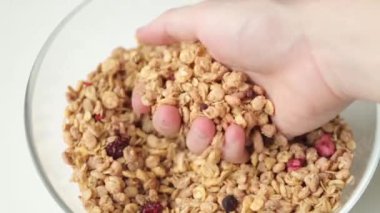 Kahvaltıiçin Granola, bir kasede yemek. Meyve ile meyve sağlıklı diyet lapası.