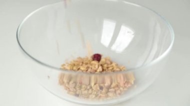 Kahvaltıiçin Granola, bir kasede yemek. Meyve ile meyve sağlıklı diyet lapası.