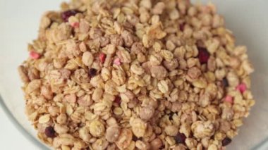 Kahvaltıiçin Granola, bir kasede yemek. Meyve ile meyve sağlıklı diyet lapası.
