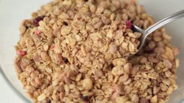 Kahvaltıiçin Granola, bir kasede yemek. Meyve ile meyve sağlıklı diyet lapası.