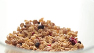 Kahvaltıiçin Granola, bir kasede yemek. Meyve ile meyve sağlıklı diyet lapası.