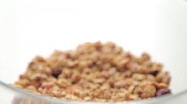 Kahvaltıiçin Granola, bir kasede yemek. Meyve ile meyve sağlıklı diyet lapası.