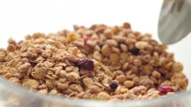 Kahvaltıiçin Granola, bir kasede yemek. Meyve ile meyve sağlıklı diyet lapası.