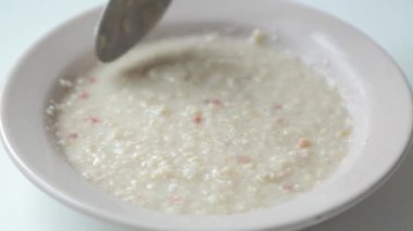 Kahvaltı için bir tabakta yulaf ezmesi. Kaynayan su ile hazırlanması ve demlenmesi.