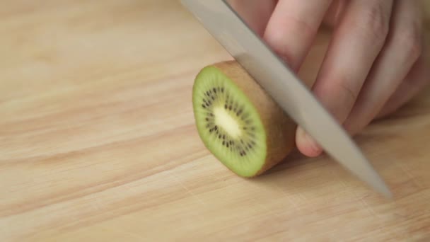 Couper Des Tranches Kiwi Sur Une Planche Bois Kiwi Cuisine — Video