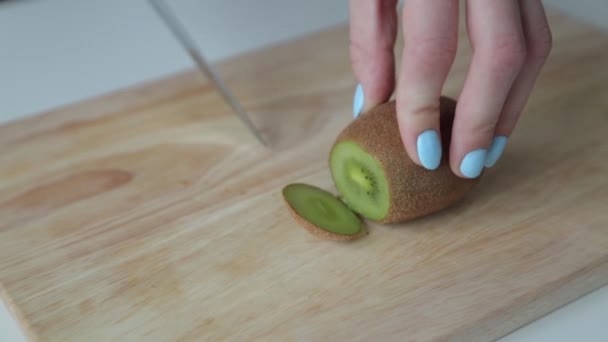 Corte Fatias Kiwi Uma Tábua Madeira Cozinhar Limpar Kiwi Para — Vídeo de Stock