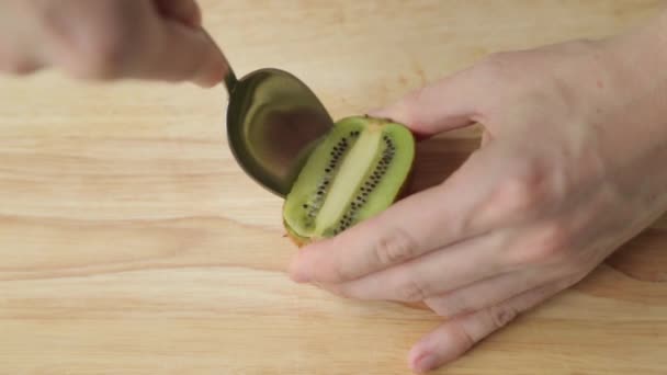 在木板上切割奇异果片 早餐烹饪和清洁奇异果 — 图库视频影像